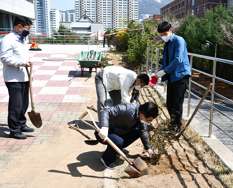 식목행사 개최 
                    제77회 식목일을 맞아 청사 내·외각 청소 및 꽃나무심기 및 잡초제거를 하며 청사 환경정비를 했다. (4월 1일, 청사 내)
                   