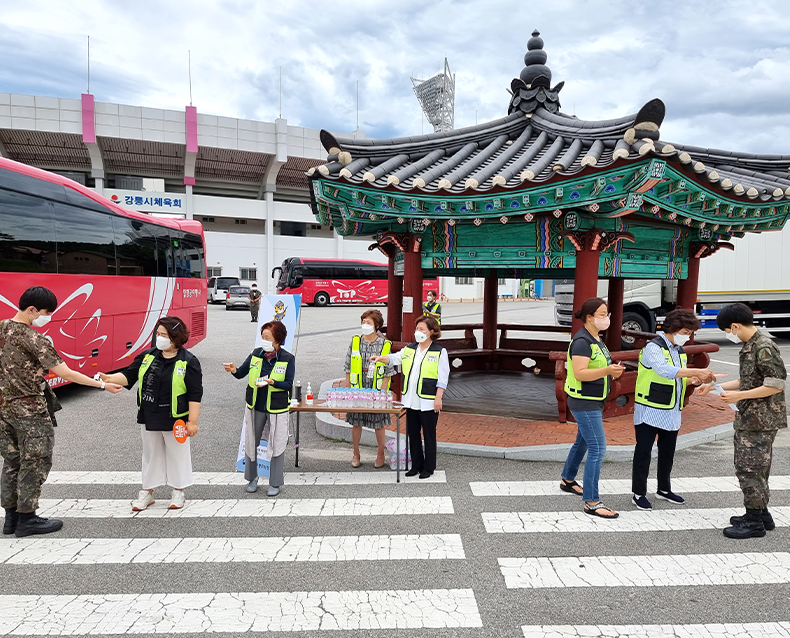 2022년 병력동원훈련 첫 수송
                    2022년 동원훈련 첫 차량수송 집결지에서 예비군들을 격려하고 수송 안전관리 및 방역체계를 점검했다. (6월 27일, 강릉종합운동장)
                     