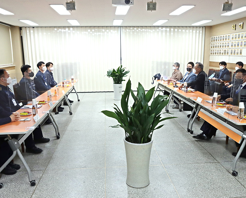 대체복무 정책 현장 방문
                    대체역 심사위원장은 대전교도소와 대체복무교육센터를 방문하여 복무 중인 대체복무요원과 간담회를 개최하고 현장 의견 수렴 후, 합숙 생활관과 교육시설을 둘러보고 교육생을 격려했다. (4월 12일, 대전교도소)
                   