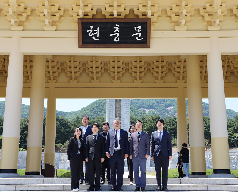 호국보훈의 달 현충원 참배
                    호국 보훈의 달을 맞아 순국선열과 호국영령들의 숭고한 희생에 대한 존경과 예우를 전했다. (5월 31일, 국립대전현충원)
                   