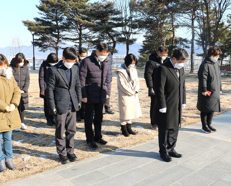 2022년 시무식 및 충혼탑 참배
                    임태군 원장은 직원들과 함께 시무식을 하고, 보은읍에 위치한 충혼탑을 참배했다. (1월 3일, 보은군 충혼탑, 사회복무연수센터)
                   