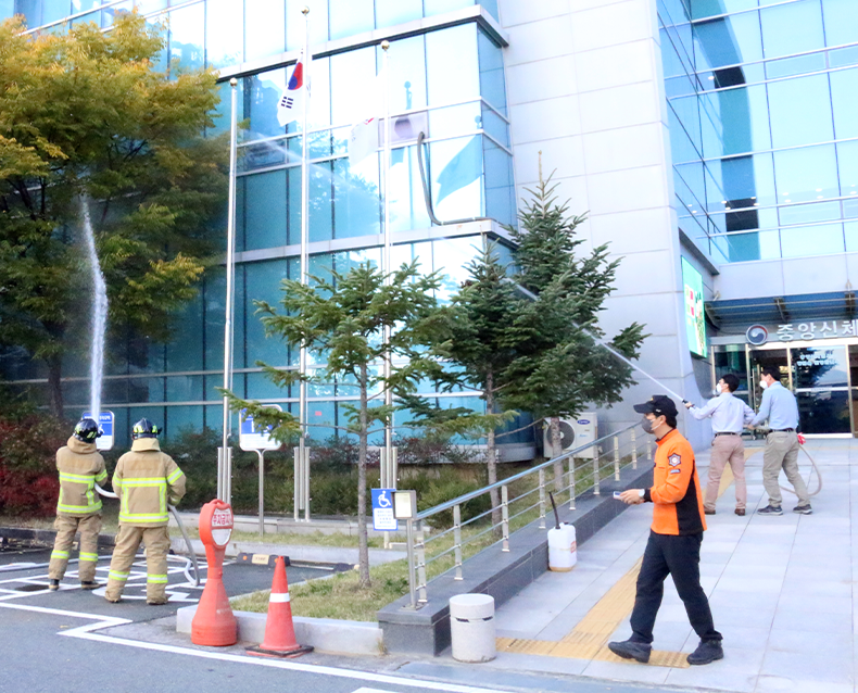 
                    위기대응 합동 소방훈련
                    안심119안전센터와 함께 자위소방대의 위기 대응 능력향상을 위해 소방훈련을 실시했다. (10월 20일, 중앙신체검사소)
                    