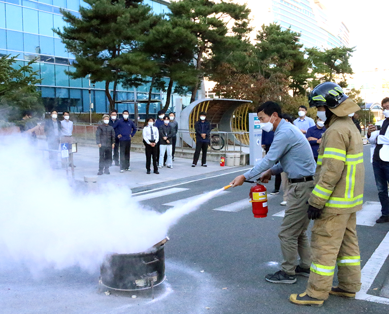 
                    위기대응 합동 소방훈련
                    안심119안전센터와 함께 자위소방대의 위기 대응 능력향상을 위해 소방훈련을 실시했다. (10월 20일, 중앙신체검사소)
                    