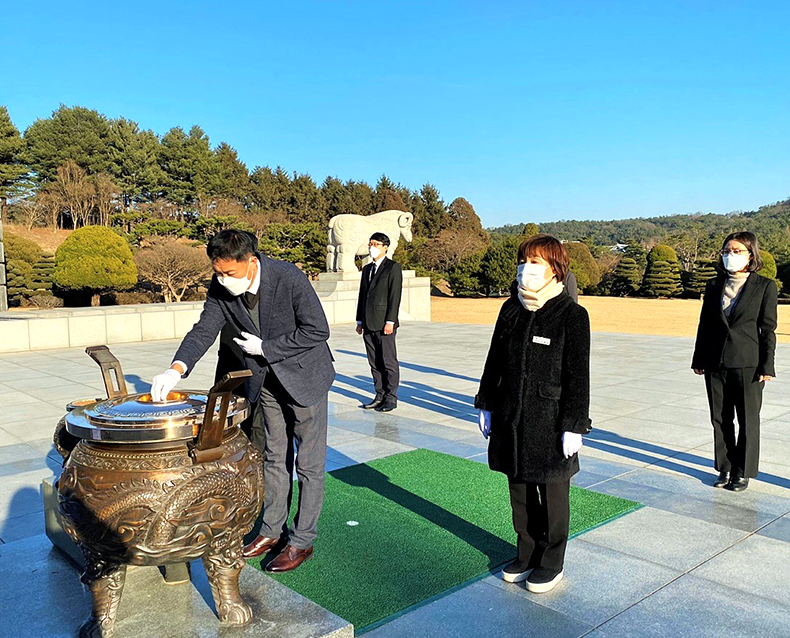 제17대 김종원 상담소장 취임
                    김종원 제17대 병무민원상담소장이 취임하여 직원들과 함께 기념사진을 촬영하고, 국립대전현충원을 찾아 참배했다. (1월 4일, 국립대전현충원)
                   