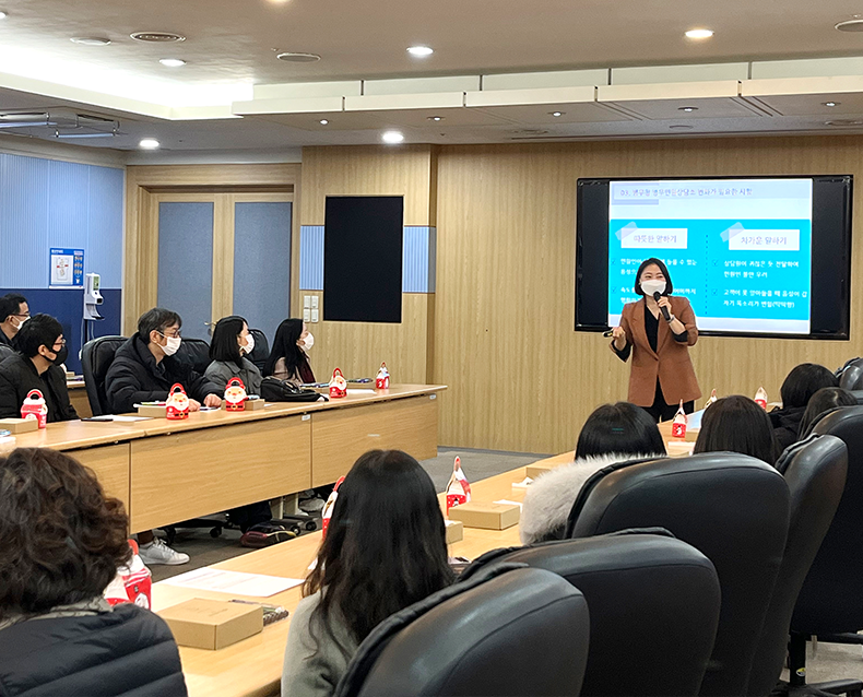 CS 교육 및 감정관리 교육 실시
                    외부기관에 의뢰하여 전화상담 모니터링을 실시하고, 모니터링 평가결과를 포함한 CS교육과 감정관리 교육을 실시했다. (12월 12일, 정부대전청사 회의실)
                   