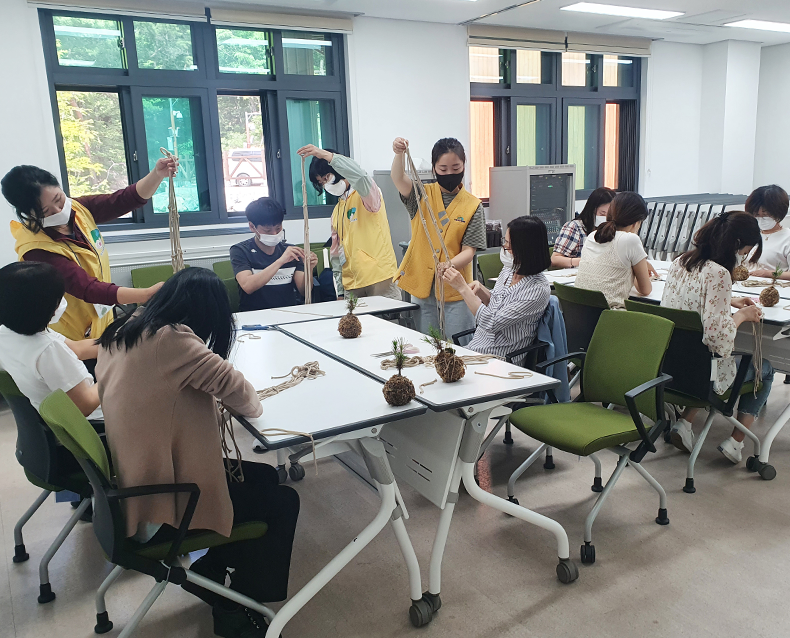 상담직원 힐링 프로그램 참여
                    국립세종수목원 및 대전숲체원을 방문하여 수태볼 만들기 체험을 하는 등 상담 스트레스를 해소하고, 재충전하는 시간을 가졌다. (5월 26일 대전 숲체원, 9월 14일 국립세종수목원)
                   