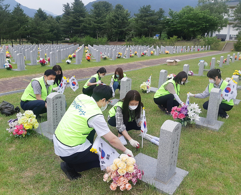 태극기 꽂기 봉사활동
                    6월 호국보훈의 달을 앞두고 MZ세대 직원들과 국립대전현충원에서 태극기 꽂기와 묘역 정화활동을 실시했다. (5월 30일, 국립대전현충원)