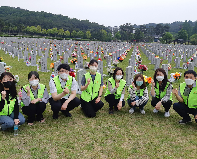 태극기 꽂기 봉사활동
                    6월 호국보훈의 달을 앞두고 MZ세대 직원들과 국립대전현충원에서 태극기 꽂기와 묘역 정화활동을 실시했다. (5월 30일, 국립대전현충원)