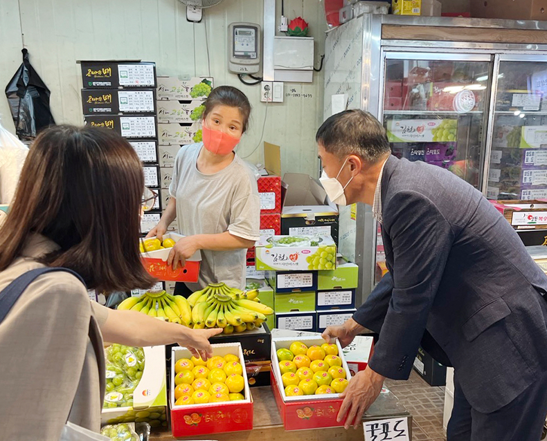 추석 명절맞이 전통시장 장보기 및 복지시설 방문
                    추석명절을 앞두고 대전 한민시장에서 지역상품을 구매하고, 아동복지시설인 천양원을 방문하여 성금과 위문품을 전달하였다. (9월 7일, 천양원)