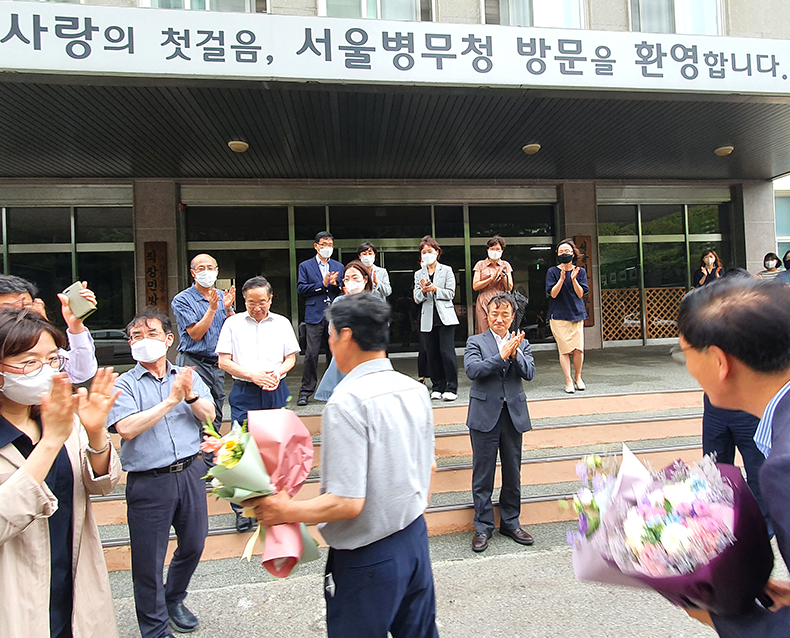 공로연수 행사
                    임재하 서울지방병무청장은 병무청 발전을 위해 노력했던 직원들의 공로연수를 축하하는 시간을 가졌다. (6월 24일, 서울지방병무청)