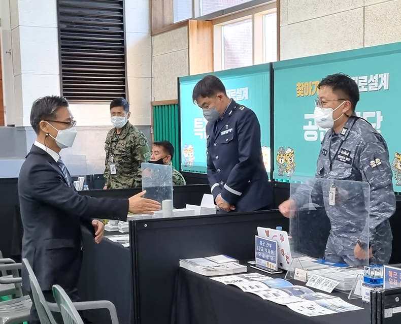 찾아가는 병역진로설계 행사 
                    입영 전 병역의무자의 적성에 맞는 군복무 분야를 추천하고 전역 후 진로까지 설계하도록 지원하는 병역진로설계 행사를 진행했다. (10월 19일, 경기도 수원시 삼일공업고등학교)
                   