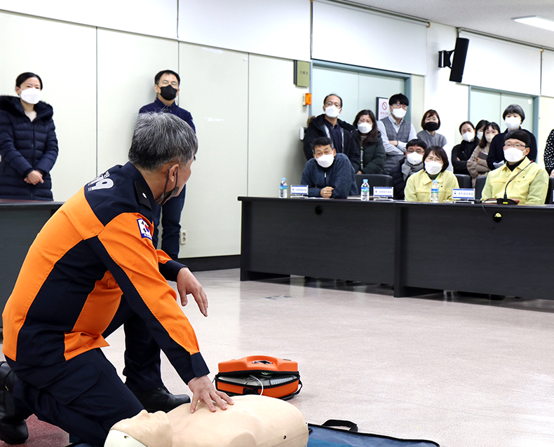 수송사고 대비 위기대응 절차연습
                    병력수송 중 사고발생 대처를 위한 위기대응 절차연습을 진행했다. (12월 20일, 부산병무청)
                   