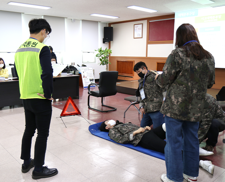 수송사고 대비 위기대응 절차연습
                    병력수송 중 사고발생 대처를 위한 위기대응 절차연습을 진행했다. (12월 20일, 부산병무청)
                   