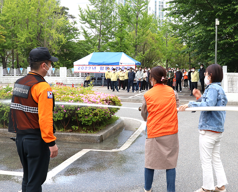 부산병무청-부산남부소방서 합동 소방훈련
                    직원들의 화재대응 역량강화를 위해 부산남부소방서와 합동으로 소방훈련을 실시했다. (5월 2일, 부산지방병무청)
                   