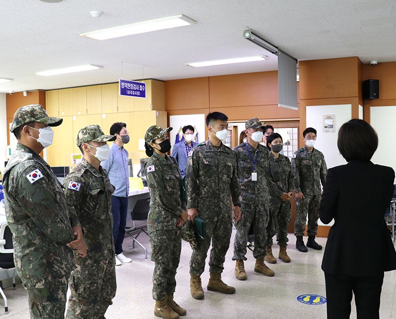 제53사단 군 관계자 초청 병무행정 설명회
                    제53보병사단 군 관계자 20여 명을 초청하여 병무행정 설명회를 개최했다. (10월 6일, 부산병무청)
                   