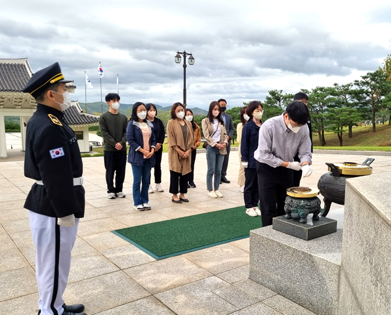 신규직원 청렴 문화 탐방
                    신규직원의 올바른 공직관 함양을 위해 국립영천호국원 봉사활동 및 임고서원 청렴 문화 탐방을 했다. (10월 5일, 임고서원)
                   