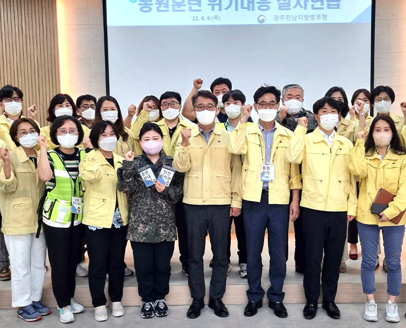 동원훈련 위기대응 절차 연습 
                    동원훈련 위기대응 역량 강화를 위한 동원 훈련 수송 사고 및 감염병 대응 절차 연습을 실시했다. (6월 9일, 광주병역진로설계지원센터)
                  