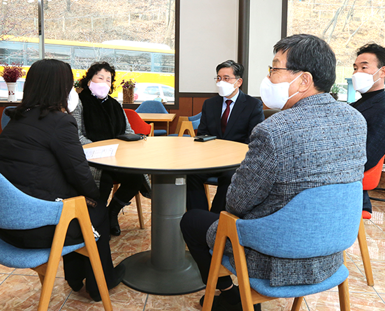 임태군 경남지방병무청장은 평소 결연을 맺고 정기 후원해 온 복지시설을 방문하여 위문품을 전달했다.(1월 18일, 풀잎마을)
                    