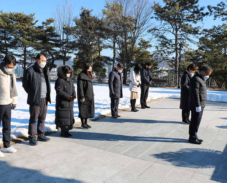 심선용 센터장은 직원들과 함께 시무식을 진행하고, 보은군 보은읍에 위치한 충혼탑을 참배했다. (1월 2일, 보은군 충혼탑, 사회복무연수센터)
                   