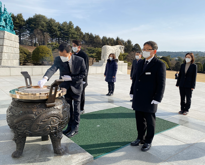 강두석 제18대 병무민원상담소장이 1월 16일 취임하여 직원들과 함께 기념사진을 촬영하고, 국립대전현충원을 찾아 참배했다. (1월 17일, 국립대전현충원)
                   