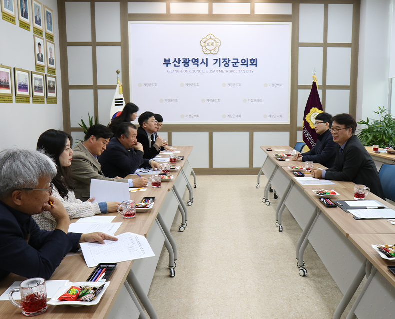 최규석 병무청장은 부산시 기장군청을 방문하여 사회복무요원을 격려했으며, 병역명문가 조례제정 협조를 당부했다.(2월 8일, 기장군청)
                   