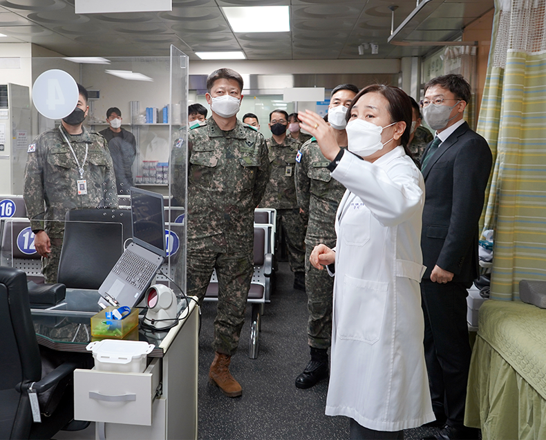 경인지방병무청은 사단장과 부대 관계자를 초청하여 입영판정검사를 참관하는 시간을 마련하고 설명회를 개최했다. (2월 16일, 경인지방병무청)
                    