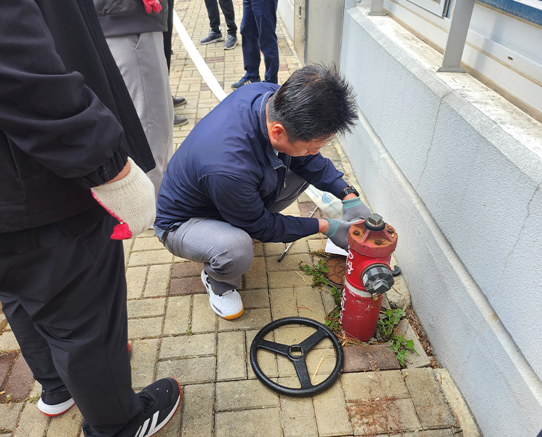 사회복무연수센터는 화재 대응을 위해 전직원 대상 소화전 사용법 등 교육을 진행하고, 옥외소화전 사용 소방 경연대회를 했다.(11월 8일, 사회복무연수센터)
                   