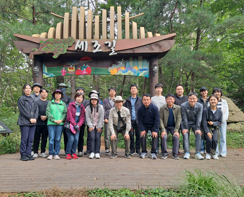사회복무연수센터는 직원의 심리적 안정과 힐링을 위한 속리산 세조길 건강걷기를 했다.(10월 8일, 속리산 세조길)
                   