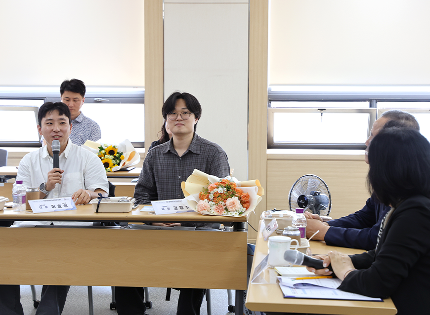 홍소영 병무청장은 정부대전청사에서 ‘다함께 같이! 가치 있는! 병역이야기 공모전’ 시상식을 개최하고 수상자들과 기념촬영을 했다.