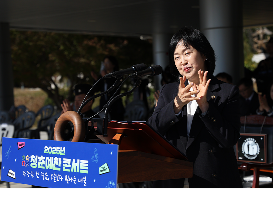 홍소영 병무청장은 해군교육사령부(경남 창원)에서 열린 입영문화제 청춘예찬 콘서트에서 청년들을 응원했다.