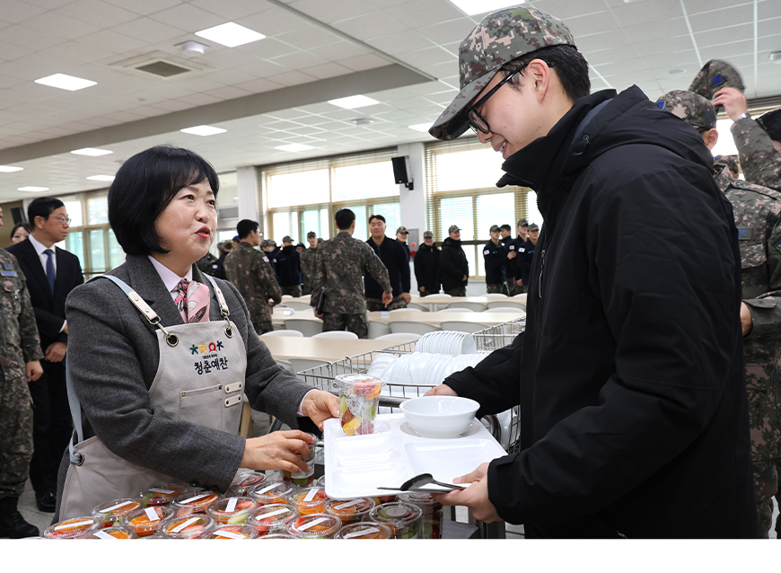 홍소영 병무청장은 공군 제1전투비행단에 병역이행 응원글을 전달하고 병사들에게 간식을 나누어주며 격려를 했다.