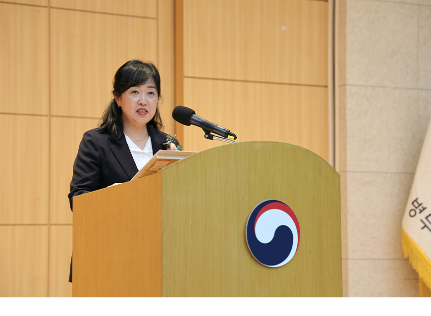 홍소영 병무청장은 정부대전청사에서 열린 취임식에서 취임사를 한 후, 직원들과 함께 기념사진을 촬영했다.