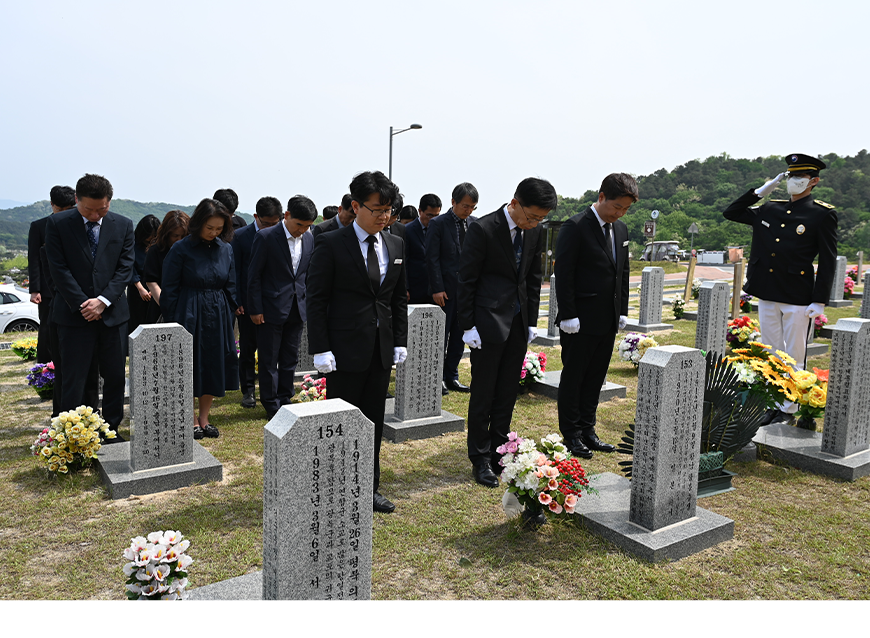 임준모 대전충남병무청장은 광복 80주년을 기념하여 국립대전현충원을 방문해 무연고 독립유공자 묘역을 참배하고 호국영령 및 순국선열을 기리는 시간을 가졌다. 