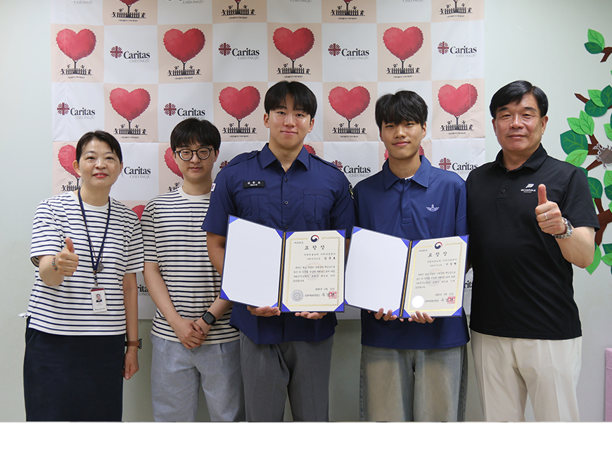 우경관 충북지방병무청장은 청주 서원구 소재 사랑의 울타리 지역아동센터를 12일 방문해 모범 사회복무요원에게 표창을 수여하고 격려하는 시간을 가졌다.