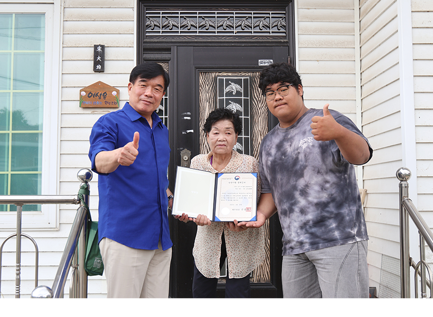 우경관 충북지방병무청장은 17일 청춘예찬 현역병 모범병사 송민우(21세)씨에게 명예증서를 수여했다.
