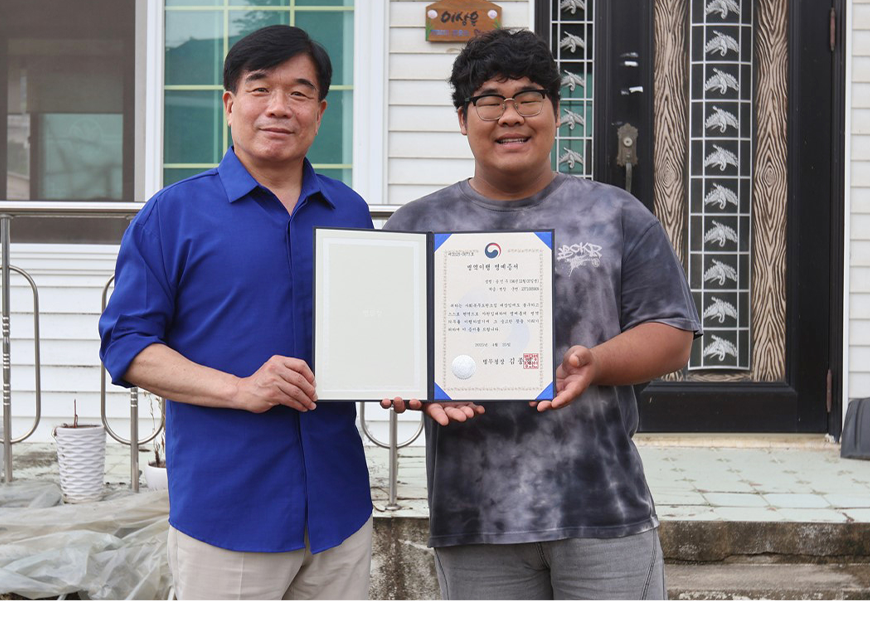 우경관 충북지방병무청장은 17일 청춘예찬 현역병 모범병사 송민우(21세)씨에게 명예증서를 수여했다.