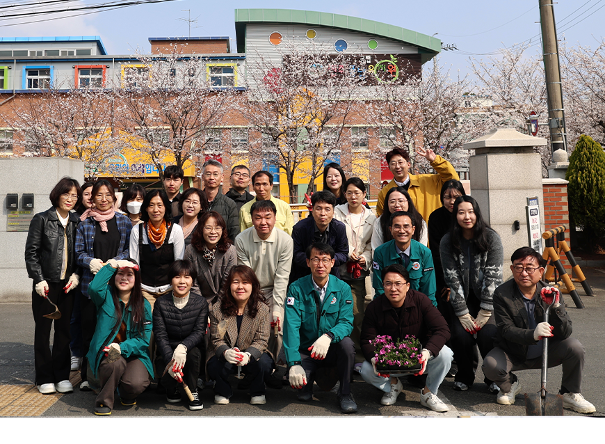 김성준 전북지방병무청장은 청사 주변을 정비고, 쾌적한 환경을 만들기 위해 식목일 기념행사를 개최하였다.