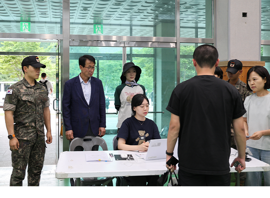 김성준 전북지방병무청장은 제35보병사단 현역병 입영 현장을 방문해 현역병으로 입영하는 장정들을 격려하고, 현역병 입영 진행과정을 참관하는 시간을 가졌다.