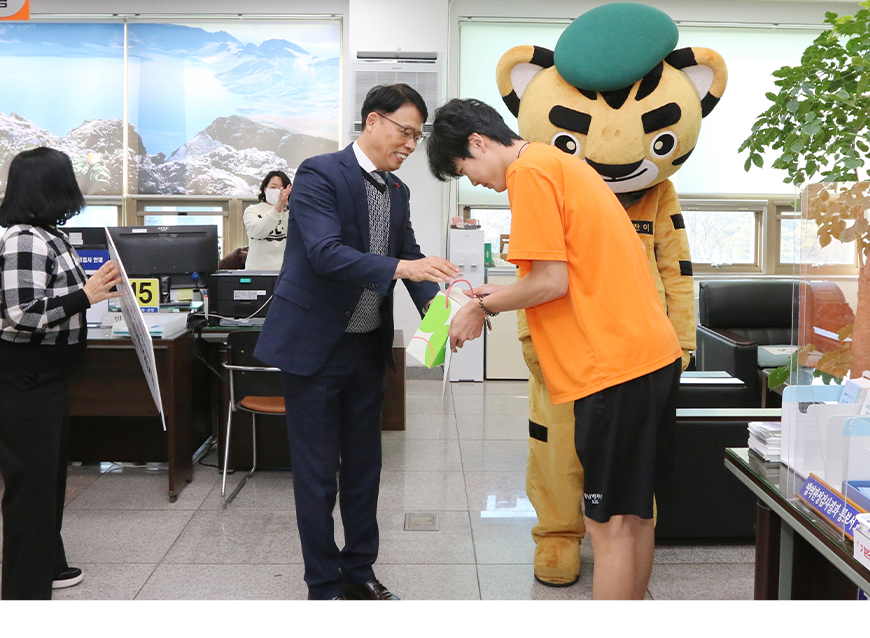손진길 경남지방병무청장은 2025년 첫 병역판정검사자를 격려하고 함께 기념사진을 촬영했다.