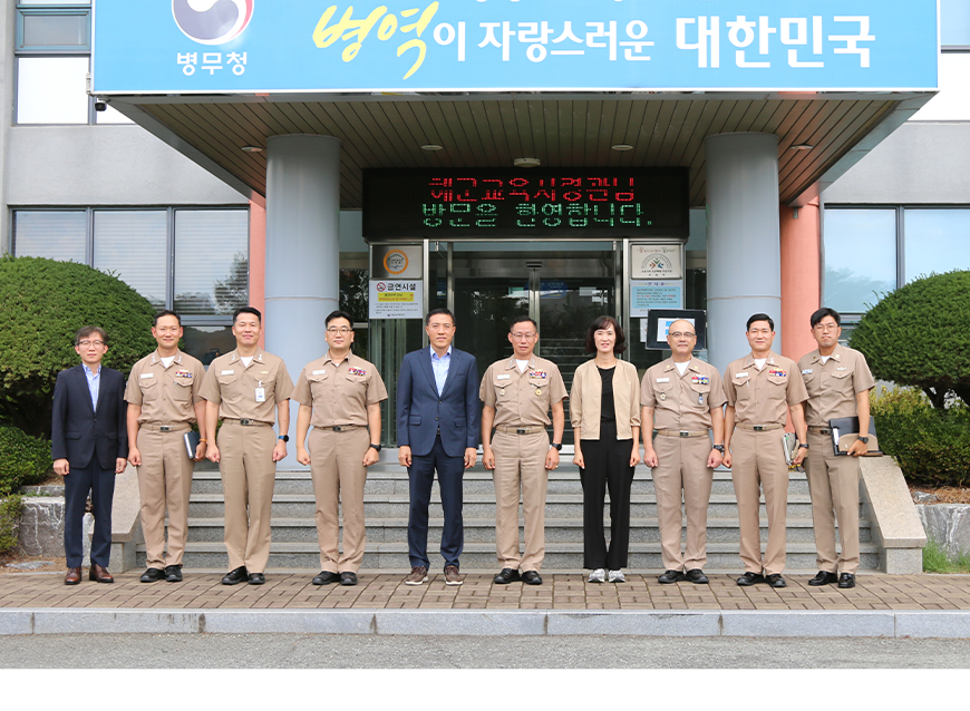 김종원 경남지방병무청장은 강정호 해군교육사령관 등 관계관을 초청하여 병무행정 현안을 논의한 후 기념촬영을 했다.