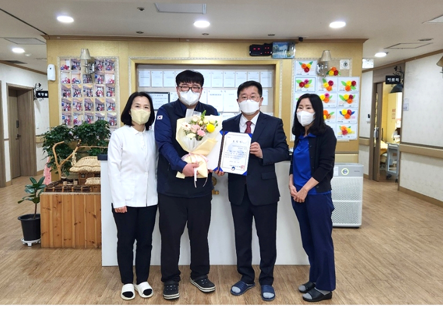 인천병무지청은 요양원에 방문하여 어르신들을 가족처럼 따뜻하게 보살피는 사회복무요원을 격려하기 위하여  2025년 제1차 모범 사회복무요원 표창을 수여했다.