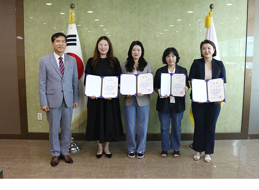 홍성휘 중앙병역판정검사소장은 My job idea 경진대회에서 우수한 성적으로 입상한 직원들을 격려했다.