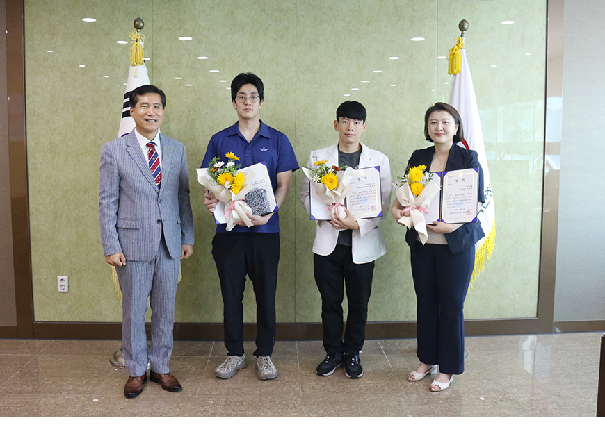 홍성휘 중앙병역판정검사소장은 칭찬왕으로 선정된 직원들을 포상하고 격려하는 시간을 가졌다.