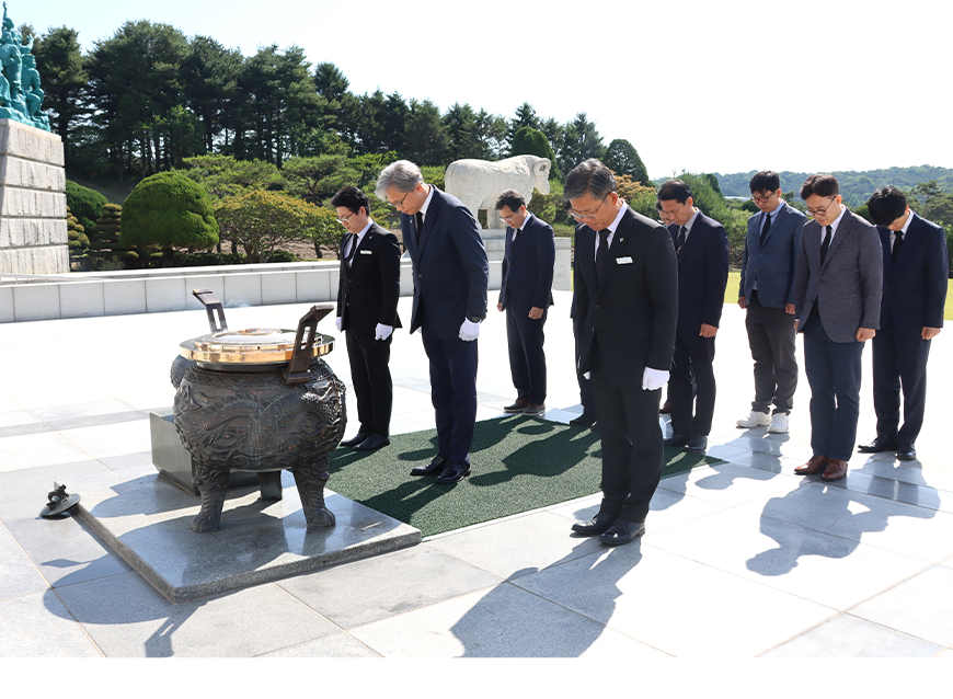 대체역 심사위원회는 현충일을 맞아 국립대전현충원을 참배하며 국가를 위해 헌신한 분들의 숭고한 뜻을 기리고 감사의 마음을 전했다.