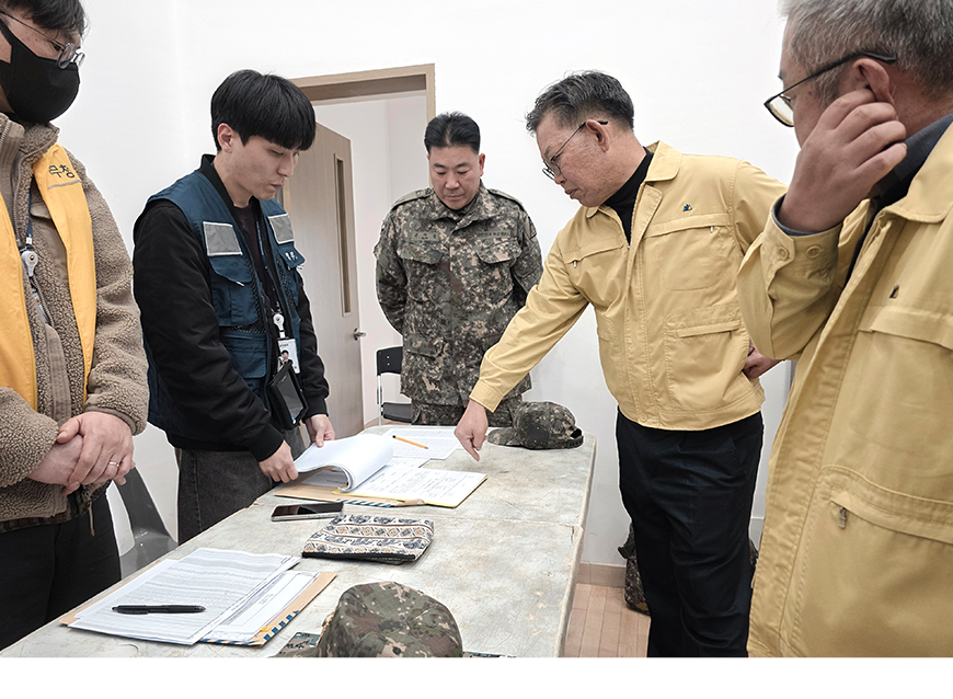 김용무 서울지방병무청장이 25사단에 방문해 단체수송 현장점검을 한 후 기념사진을 촬영했다.