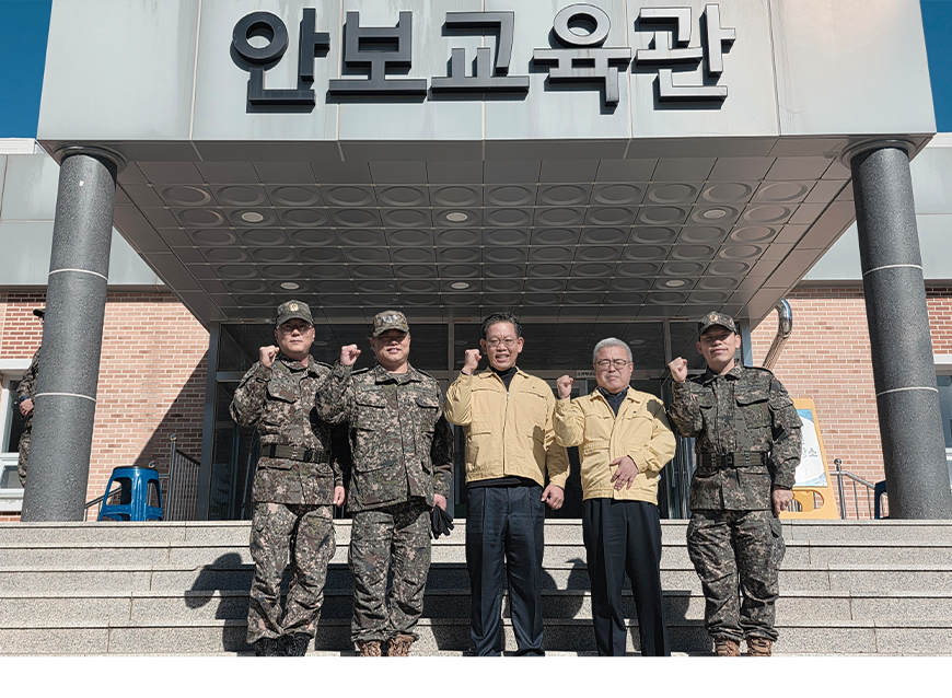 김용무 서울지방병무청장이 25사단에 방문해 단체수송 현장점검을 한 후 기념사진을 촬영했다.