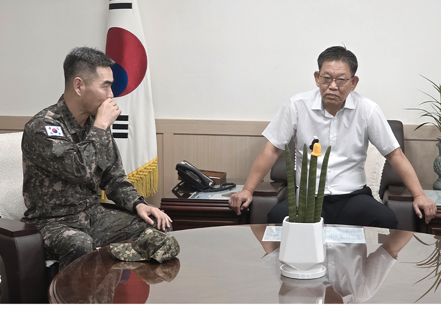 김용무 서울지방병무청장이 수방사 동원처장을 만나 이야기를 나누고 있다.