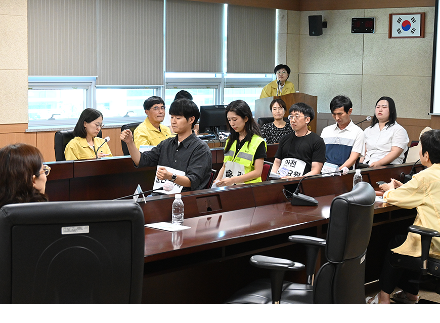 대구경북지방병무청은 사회복무요원 교육생 및 예비군 수송 안전사고를 대비한 위기대응 절차연습을 실시 후 기념촬영을 했다.
