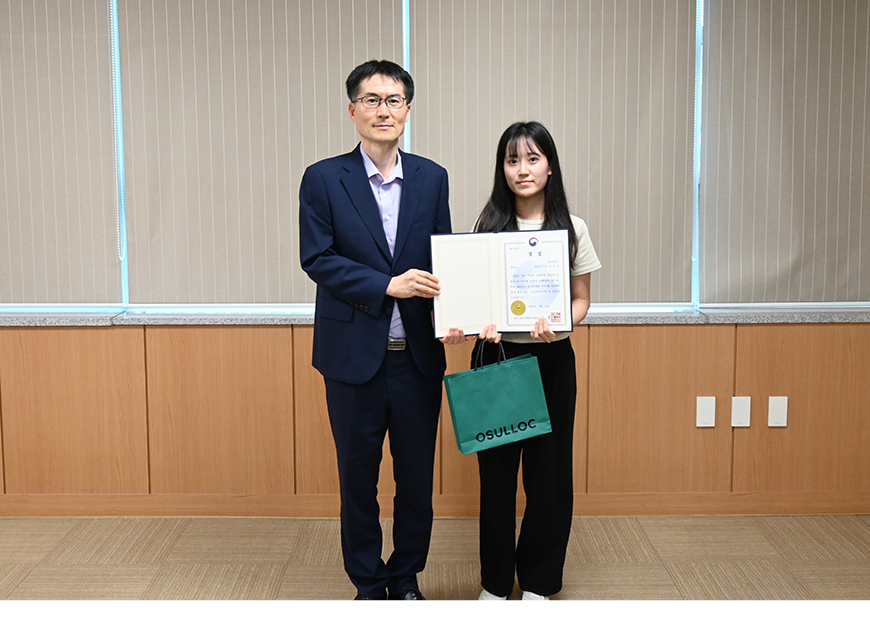 대구경북지방병무청은 AI 우수사례 경진대회에서 자체 우수사례로 제출한 직원에게 포상하고 기념촬영을 했다.