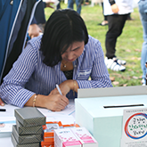 입영문화제에서 어머님이 편지 작성하는 모습